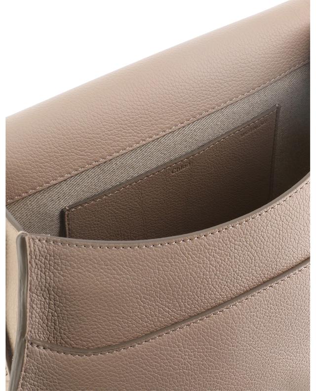 Tasche im Sattel-Stil aus genarbtem Leder Marcie Medium CHLOE